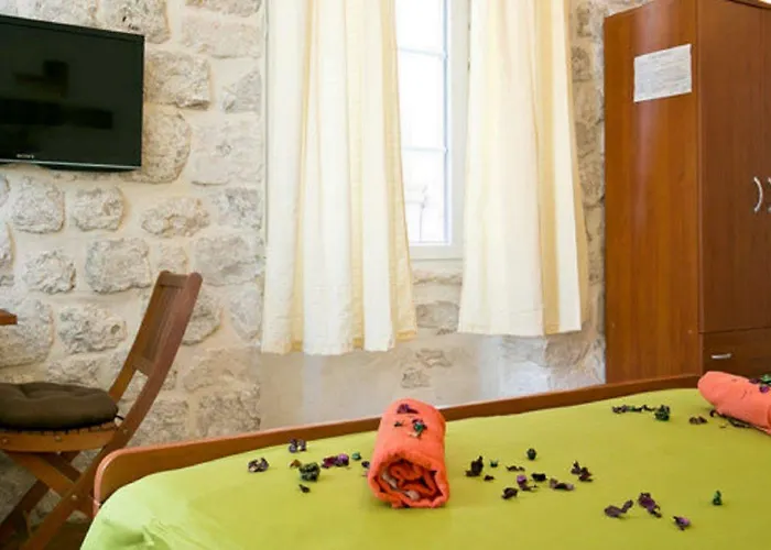 Eden Old Town בית הארחה